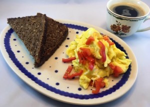 Ristet med med scrambled eggs, brunch